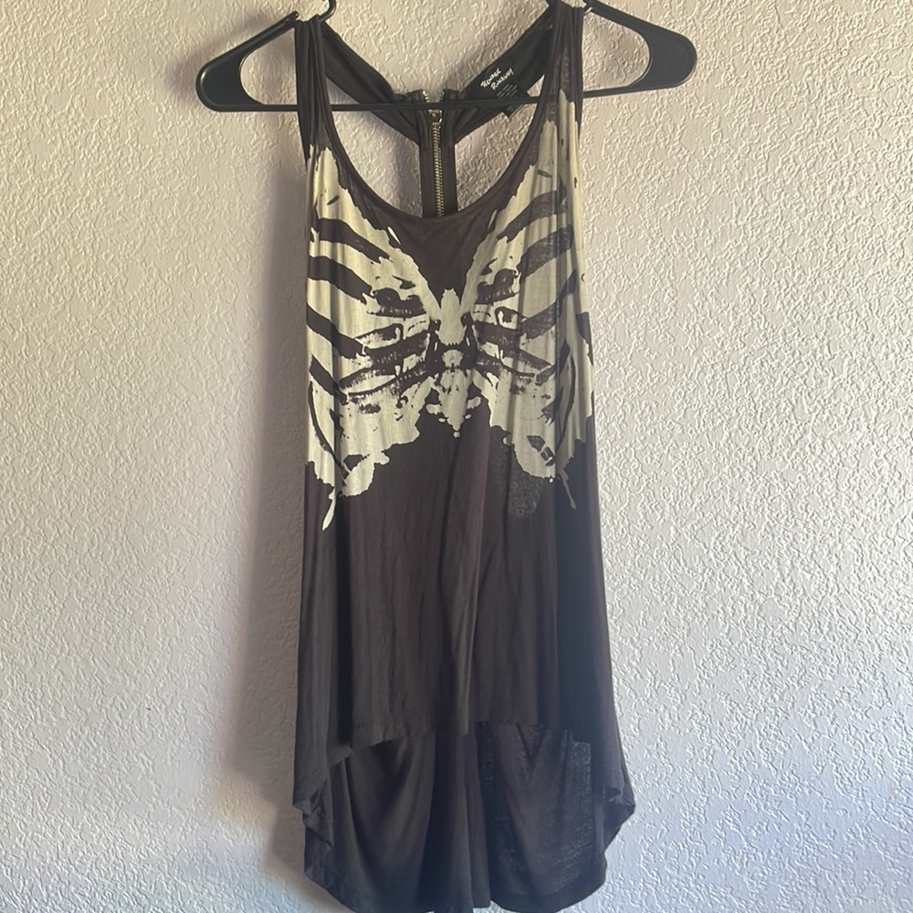 Black Tank top. Back has zip up V cut! Size Large. Brand Beenage runaway